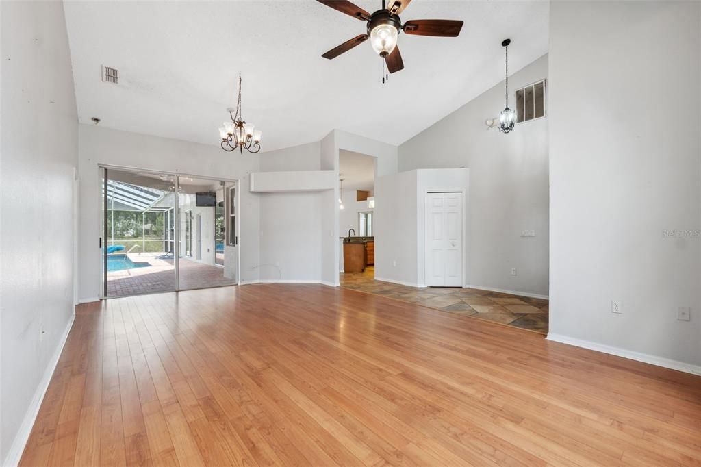 Activo con contrato: $415,000 (5 camas, 3 baños, 2238 Pies cuadrados)