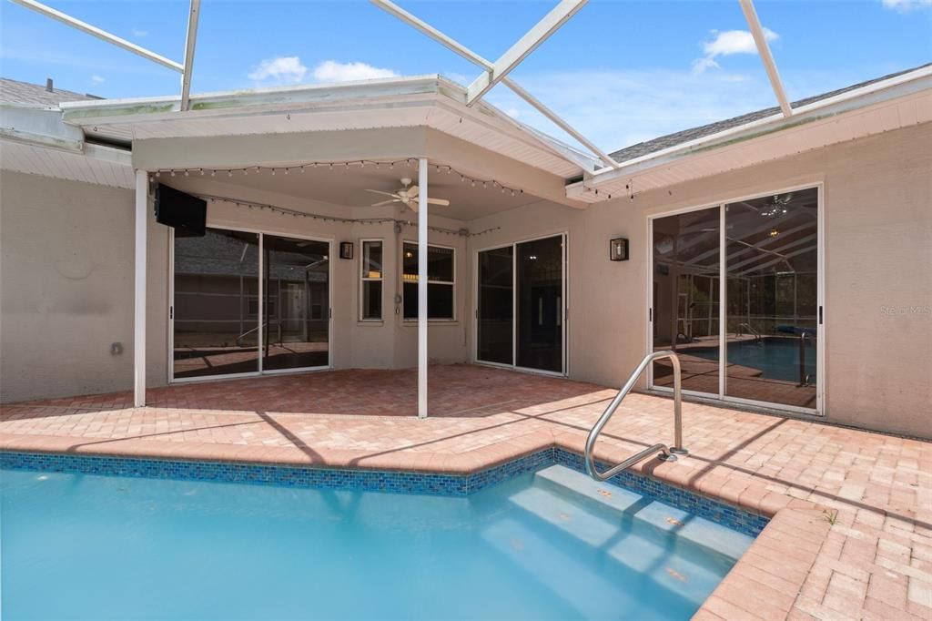 Activo con contrato: $415,000 (5 camas, 3 baños, 2238 Pies cuadrados)