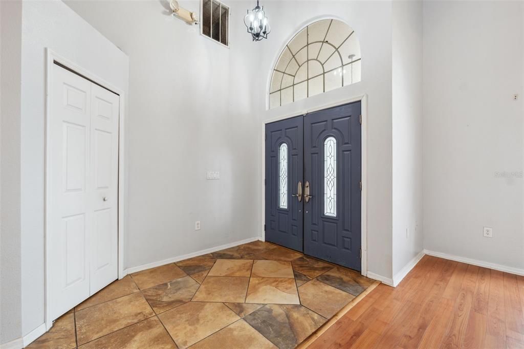 Activo con contrato: $415,000 (5 camas, 3 baños, 2238 Pies cuadrados)