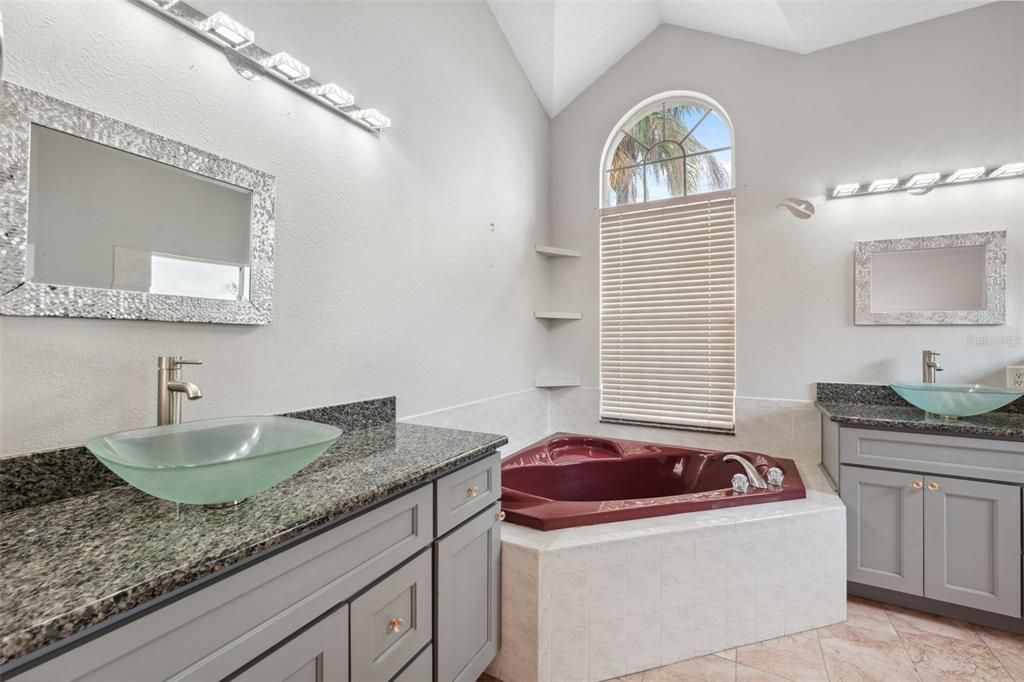 Activo con contrato: $415,000 (5 camas, 3 baños, 2238 Pies cuadrados)