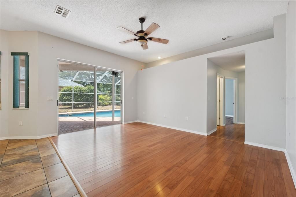 Activo con contrato: $415,000 (5 camas, 3 baños, 2238 Pies cuadrados)