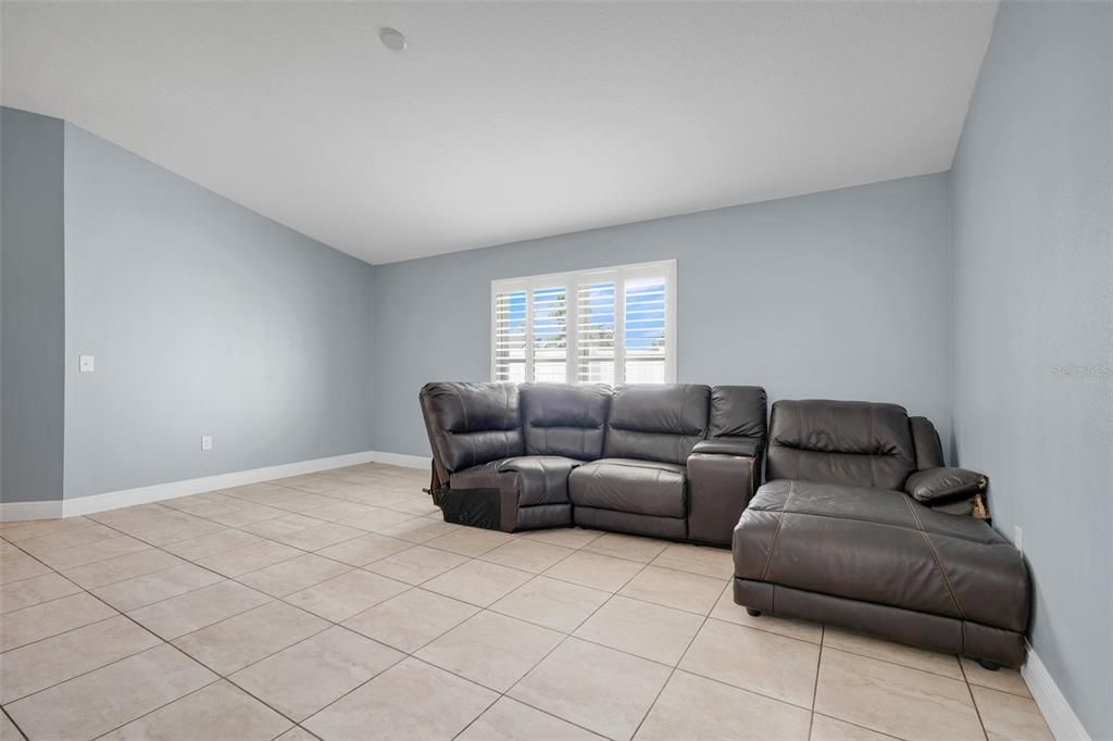 Activo con contrato: $300,000 (4 camas, 3 baños, 1999 Pies cuadrados)