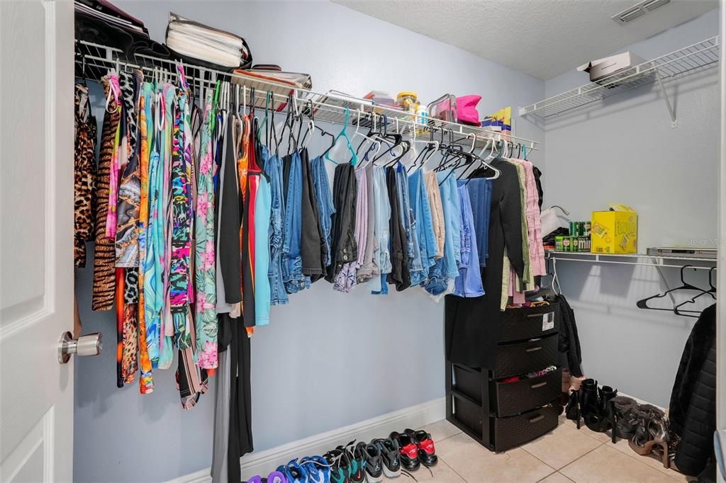 Activo con contrato: $300,000 (4 camas, 3 baños, 1999 Pies cuadrados)