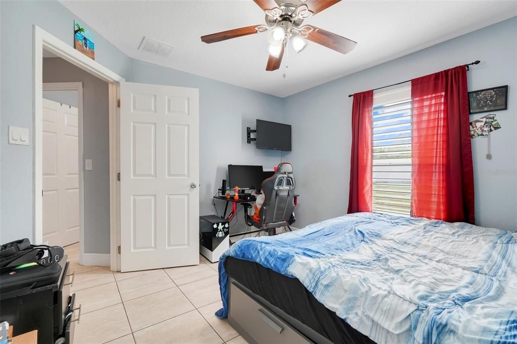 Activo con contrato: $300,000 (4 camas, 3 baños, 1999 Pies cuadrados)