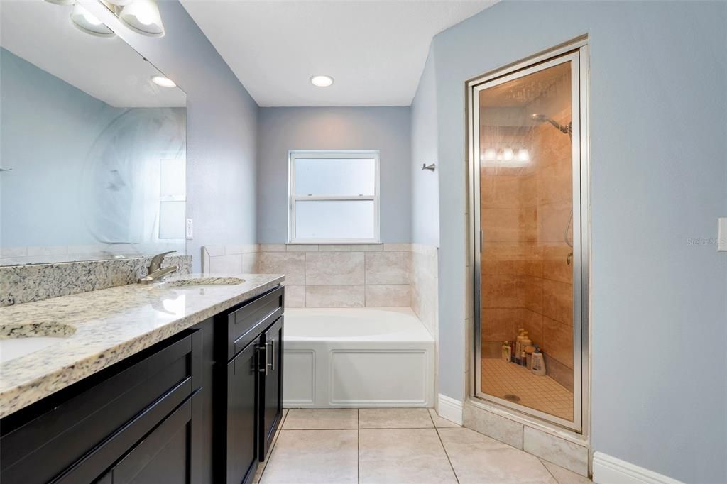 Activo con contrato: $300,000 (4 camas, 3 baños, 1999 Pies cuadrados)