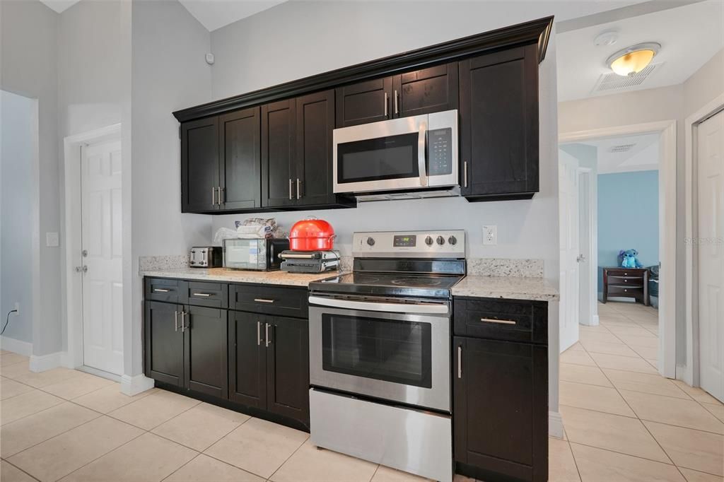 Activo con contrato: $300,000 (4 camas, 3 baños, 1999 Pies cuadrados)