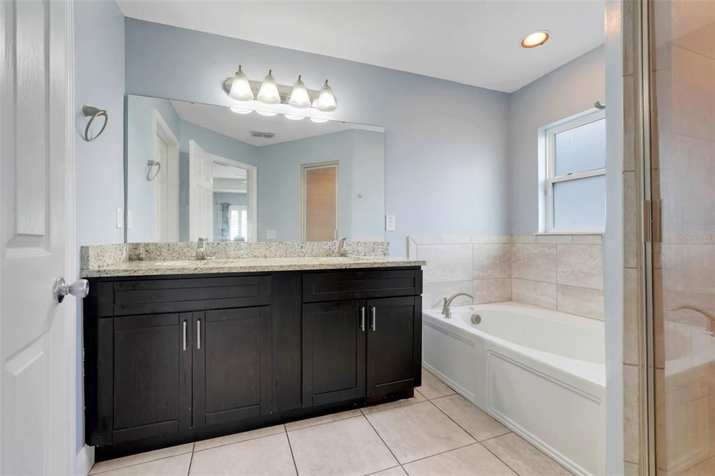 Activo con contrato: $300,000 (4 camas, 3 baños, 1999 Pies cuadrados)