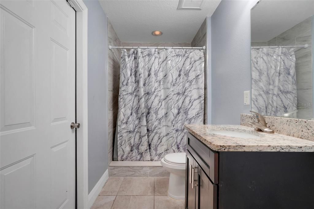 Activo con contrato: $300,000 (4 camas, 3 baños, 1999 Pies cuadrados)