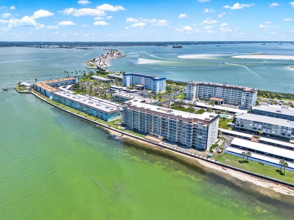 En Venta: $349,000 (2 camas, 2 baños, 975 Pies cuadrados)