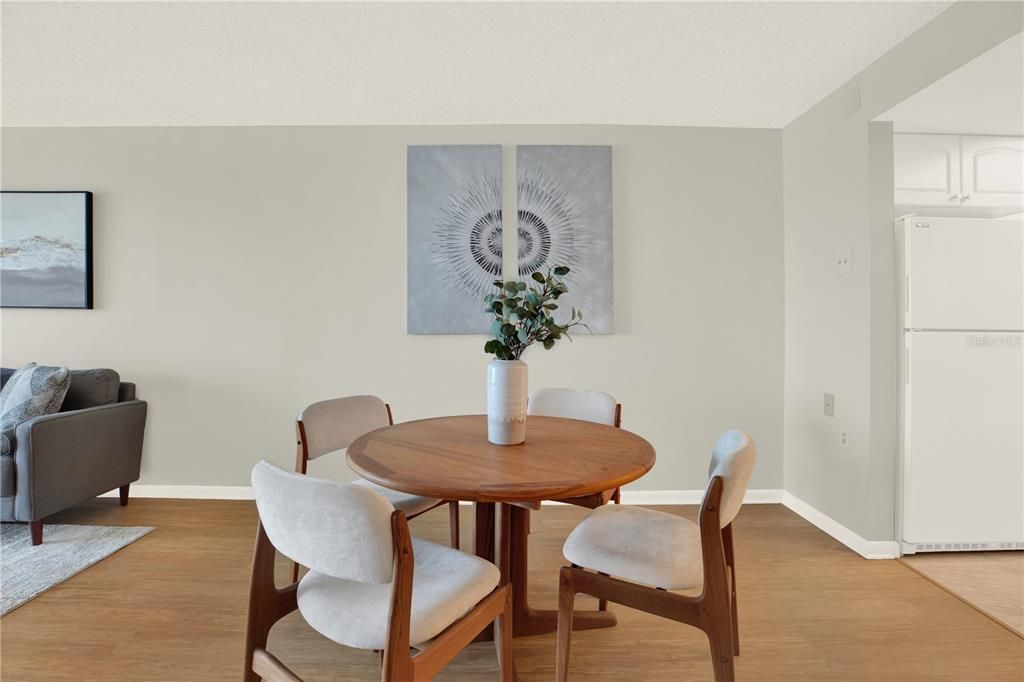 En Venta: $349,000 (2 camas, 2 baños, 975 Pies cuadrados)