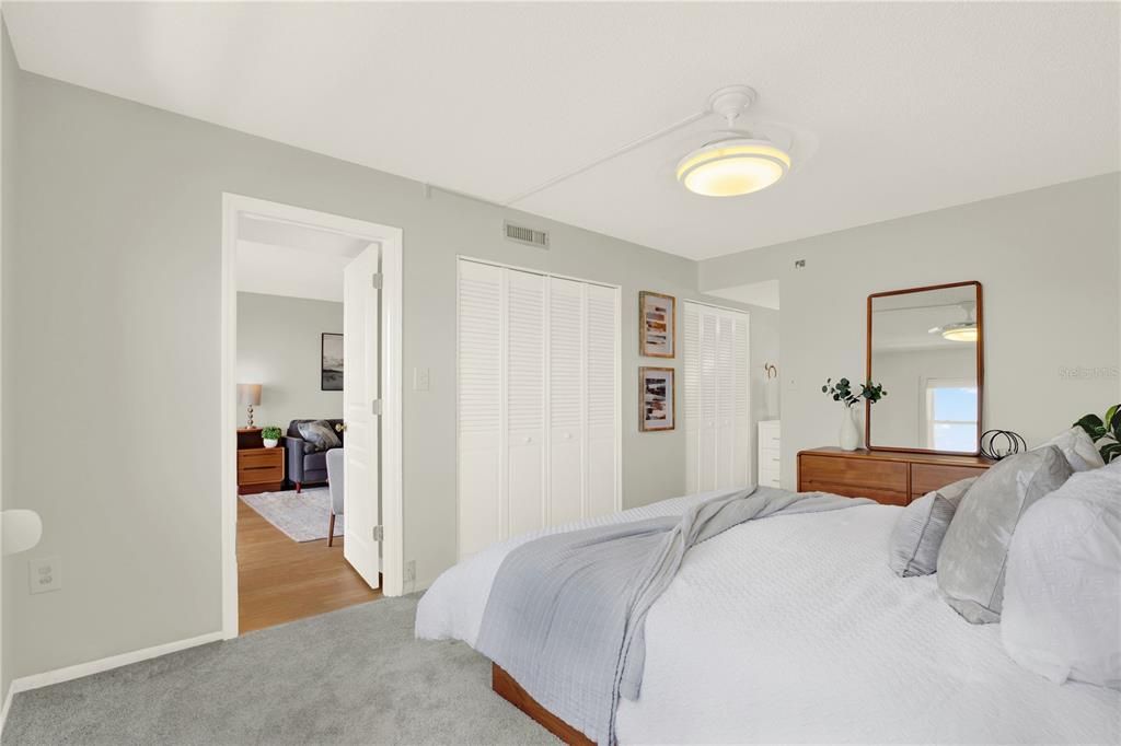 En Venta: $349,000 (2 camas, 2 baños, 975 Pies cuadrados)