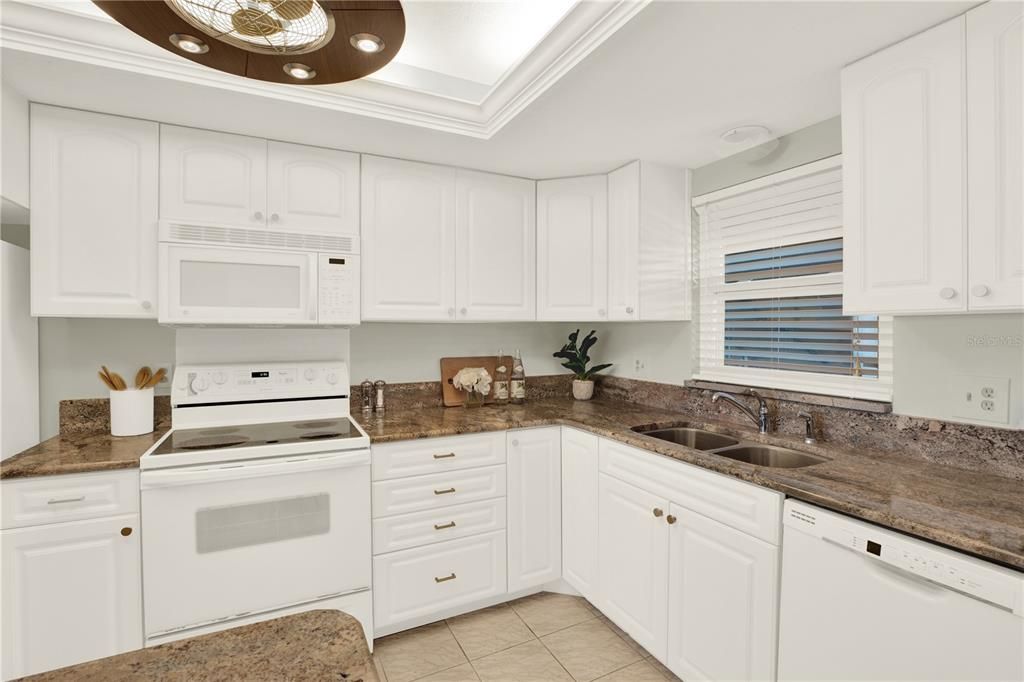 En Venta: $349,000 (2 camas, 2 baños, 975 Pies cuadrados)