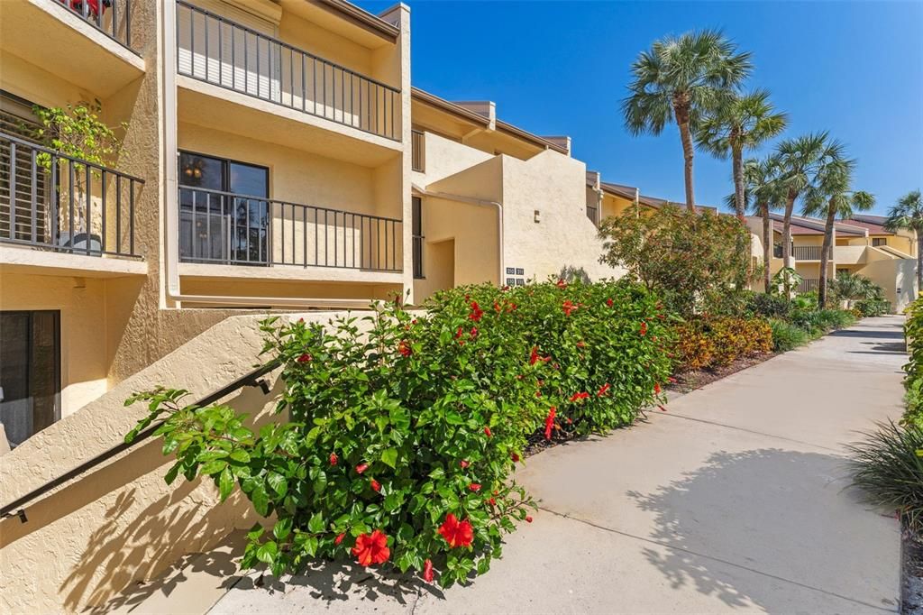 For Sale: $350,000 (2 beds, 2 baths, 1280 Square Feet)