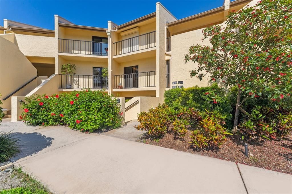 For Sale: $350,000 (2 beds, 2 baths, 1280 Square Feet)