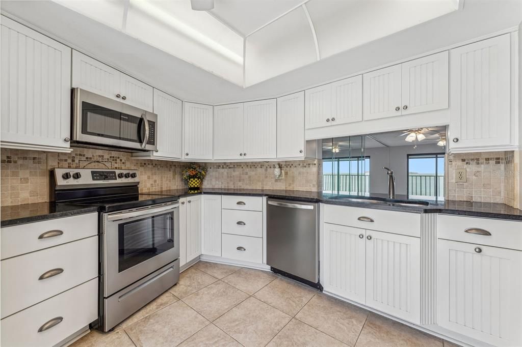 For Sale: $350,000 (2 beds, 2 baths, 1280 Square Feet)