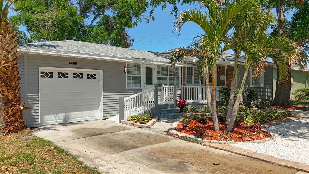 Recently Sold: $425,000 (3 beds, 3 baths, 1476 Square Feet)