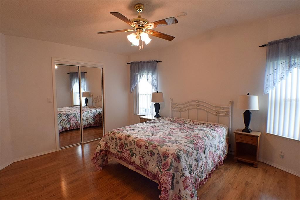 待售: $175,000 (2 贝兹, 2 浴室, 1296 平方英尺)