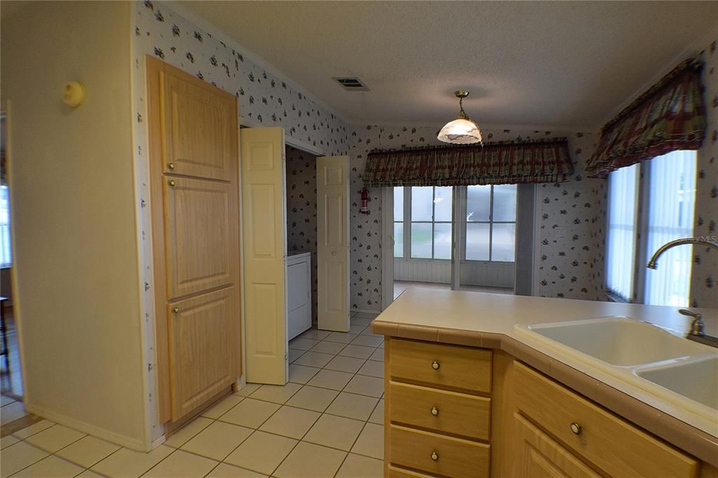 待售: $175,000 (2 贝兹, 2 浴室, 1296 平方英尺)