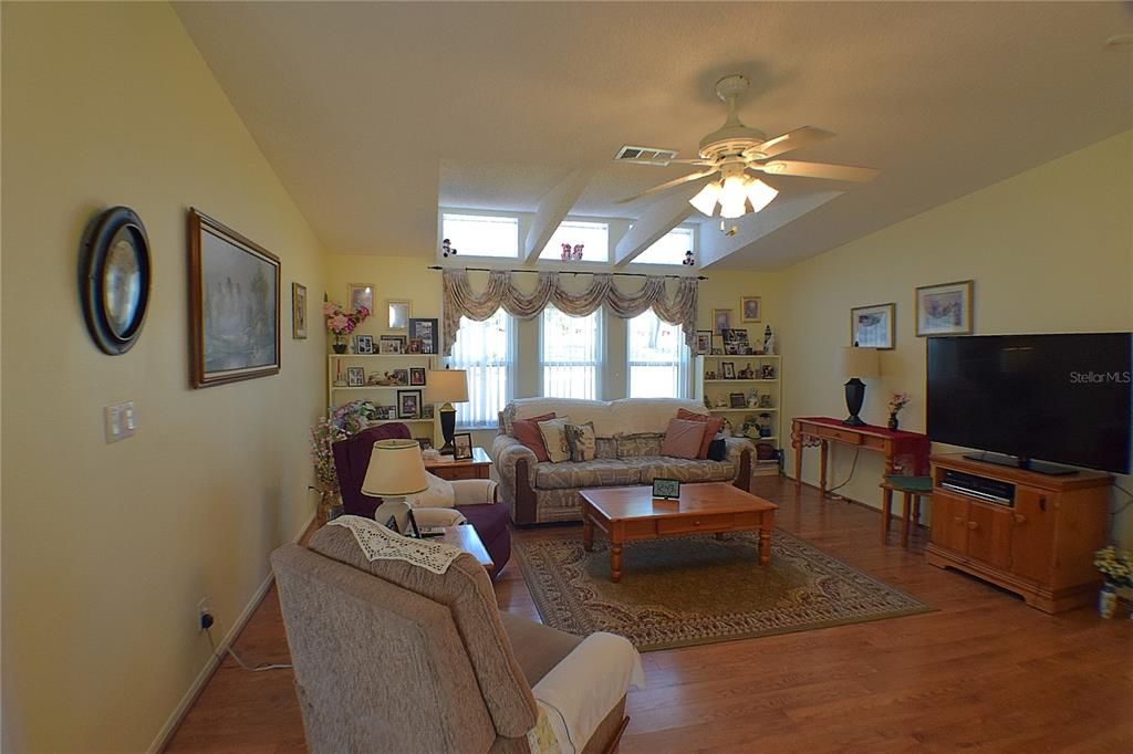 待售: $175,000 (2 贝兹, 2 浴室, 1296 平方英尺)