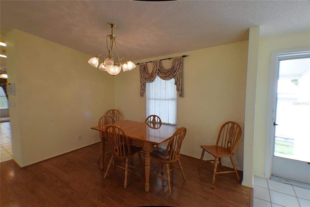 待售: $175,000 (2 贝兹, 2 浴室, 1296 平方英尺)