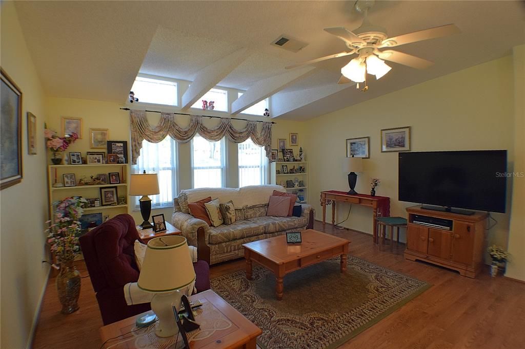 待售: $175,000 (2 贝兹, 2 浴室, 1296 平方英尺)