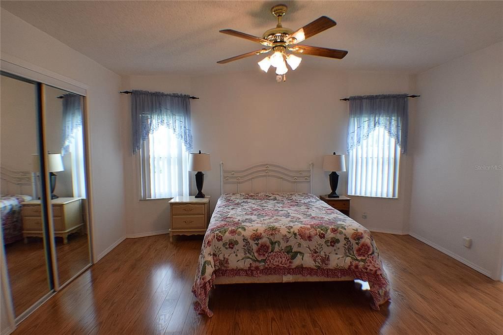 待售: $175,000 (2 贝兹, 2 浴室, 1296 平方英尺)