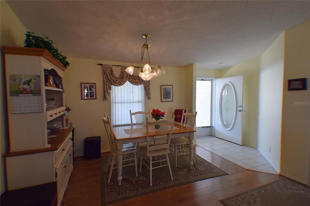 待售: $175,000 (2 贝兹, 2 浴室, 1296 平方英尺)