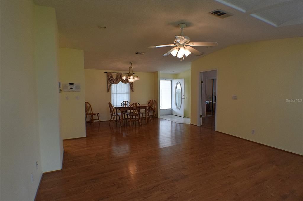 待售: $175,000 (2 贝兹, 2 浴室, 1296 平方英尺)