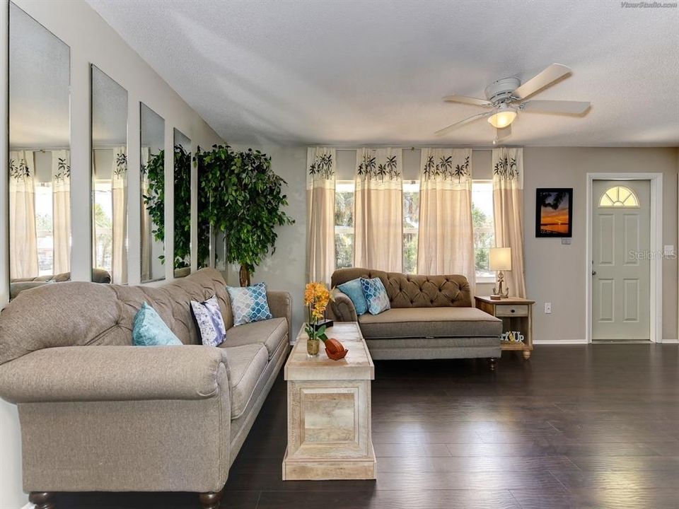 В аренду: $12,600 (2 спален, 2 ванн, 1144 Квадратных фут)