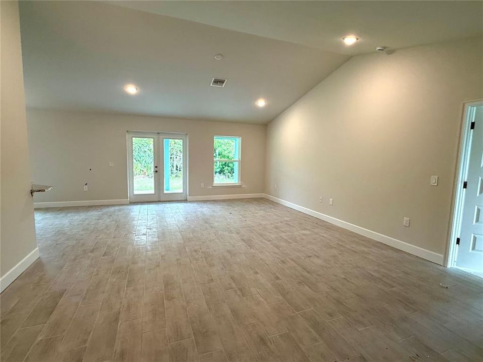 For Sale: $358,700 (3 beds, 2 baths, 2010 Square Feet)