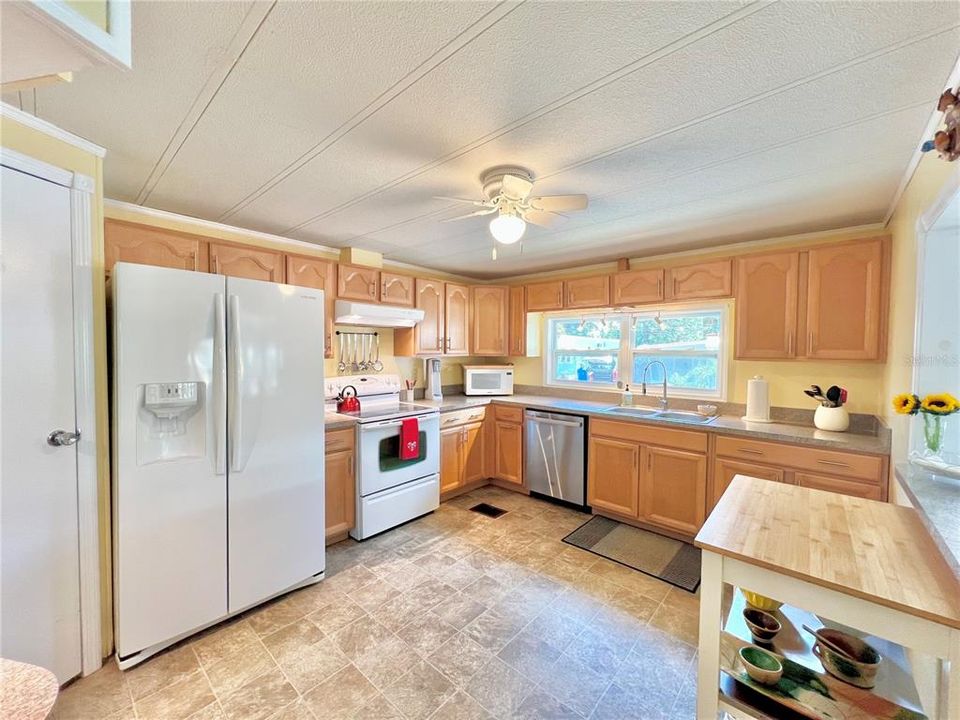 На продажу: $129,900 (2 спален, 2 ванн, 1080 Квадратных фут)