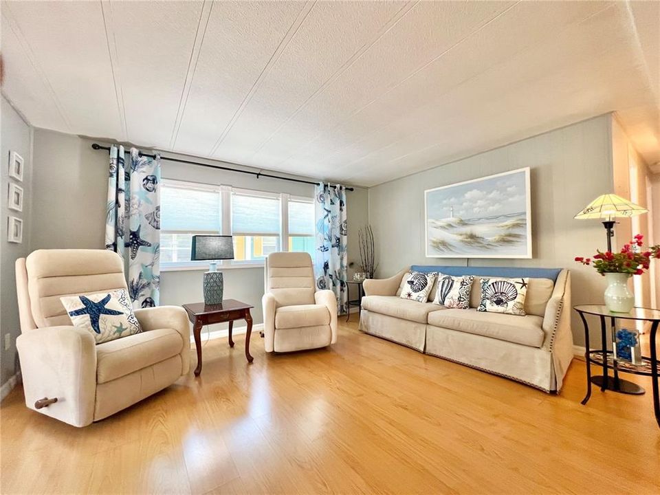 На продажу: $129,900 (2 спален, 2 ванн, 1080 Квадратных фут)