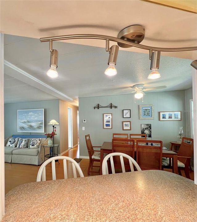 На продажу: $129,900 (2 спален, 2 ванн, 1080 Квадратных фут)