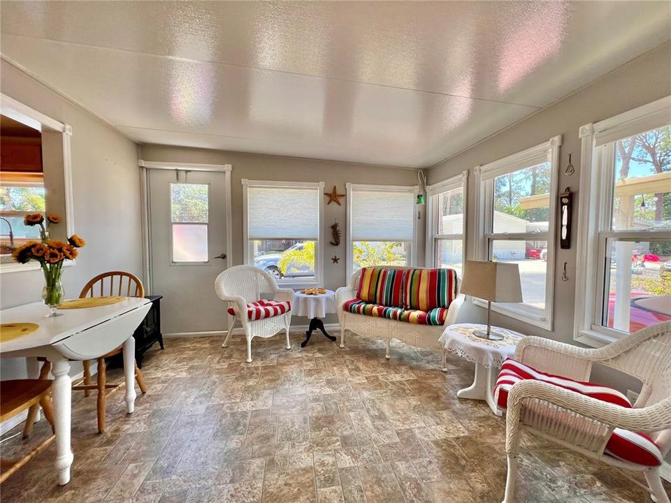 На продажу: $129,900 (2 спален, 2 ванн, 1080 Квадратных фут)