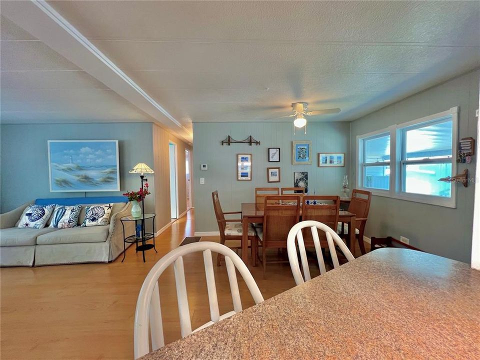 На продажу: $129,900 (2 спален, 2 ванн, 1080 Квадратных фут)