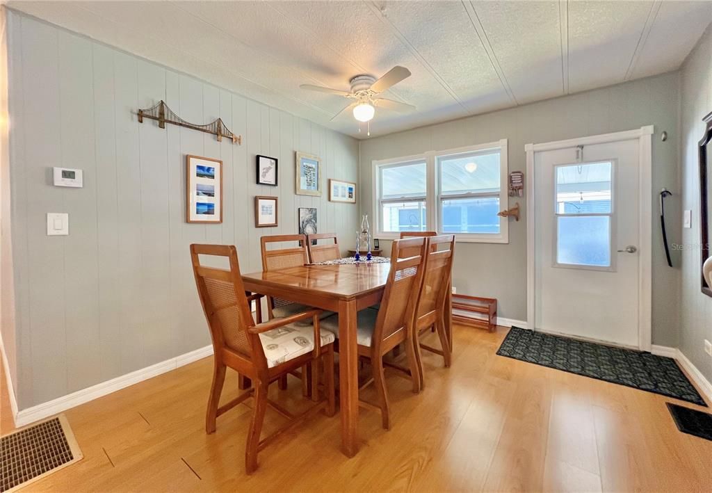 На продажу: $129,900 (2 спален, 2 ванн, 1080 Квадратных фут)