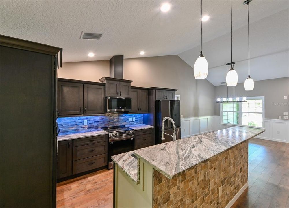 На продажу: $410,000 (3 спален, 2 ванн, 1878 Квадратных фут)