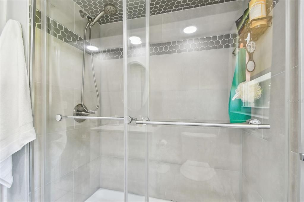 Active With Contract: $407,700 (3 beds, 2 baths, 1230 Square Feet)