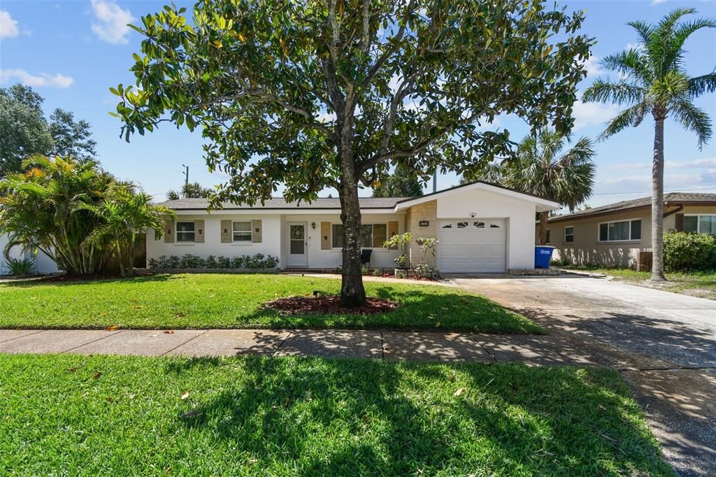 Active With Contract: $407,700 (3 beds, 2 baths, 1230 Square Feet)