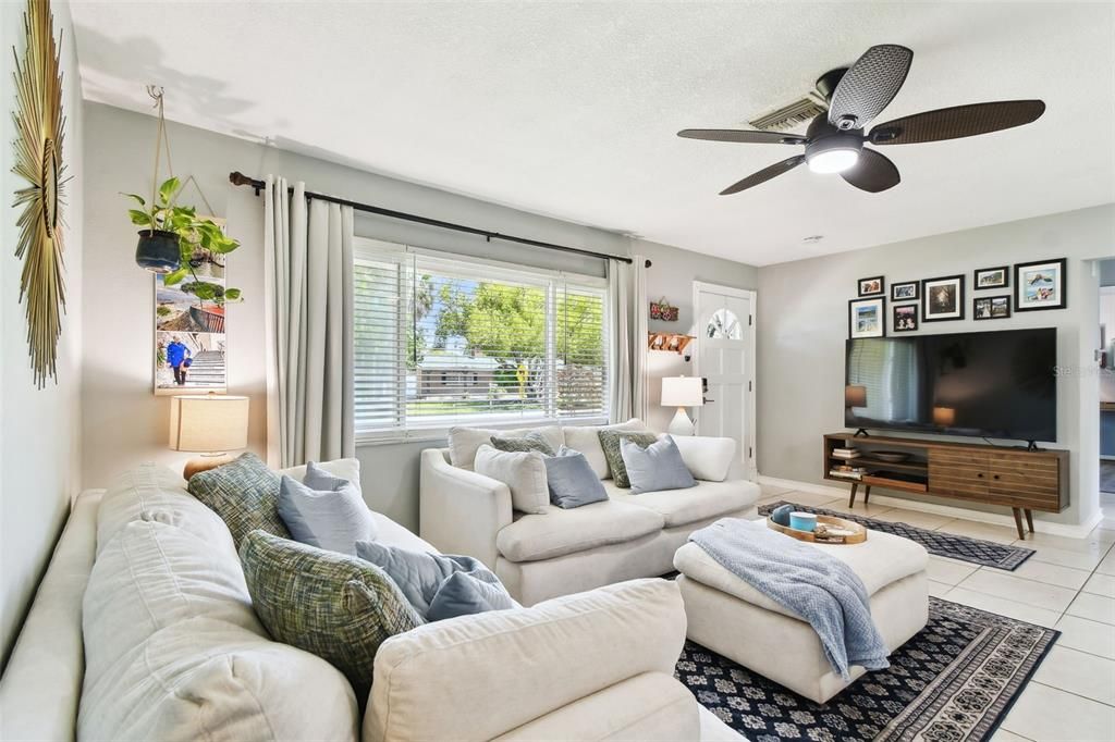 Active With Contract: $407,700 (3 beds, 2 baths, 1230 Square Feet)