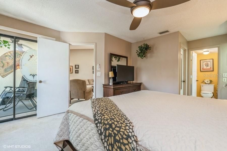 For Sale: $205,000 (2 beds, 2 baths, 909 Square Feet)