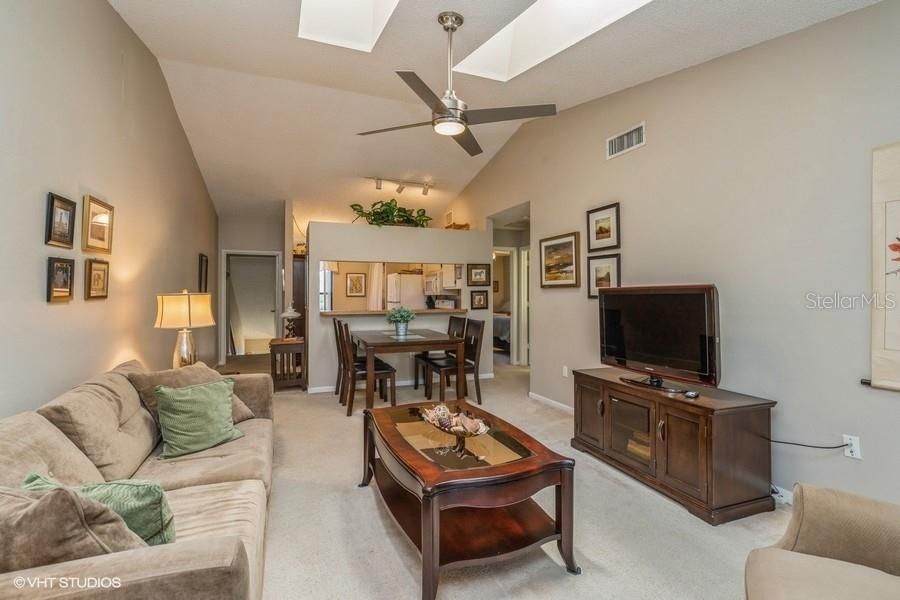 For Sale: $205,000 (2 beds, 2 baths, 909 Square Feet)