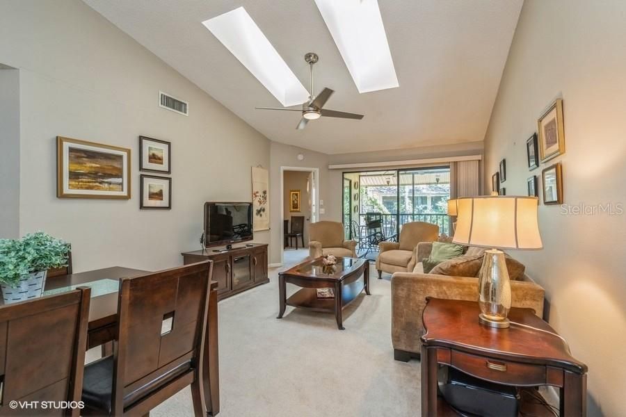 For Sale: $205,000 (2 beds, 2 baths, 909 Square Feet)