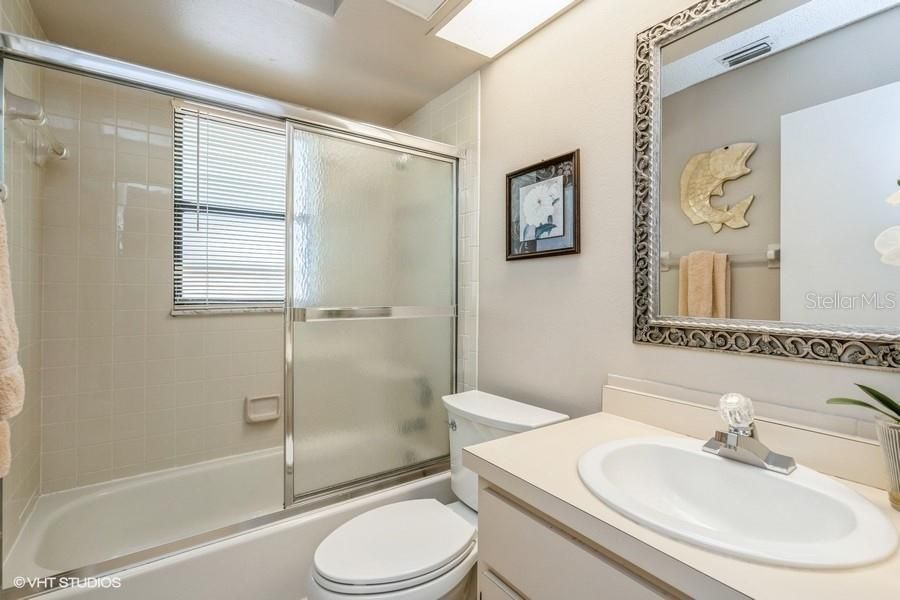 For Sale: $205,000 (2 beds, 2 baths, 909 Square Feet)