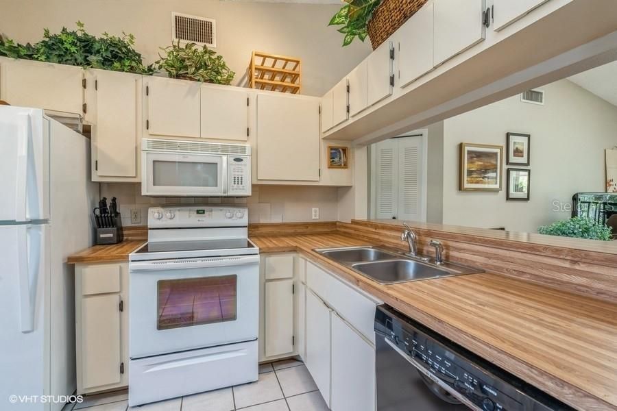 For Sale: $205,000 (2 beds, 2 baths, 909 Square Feet)