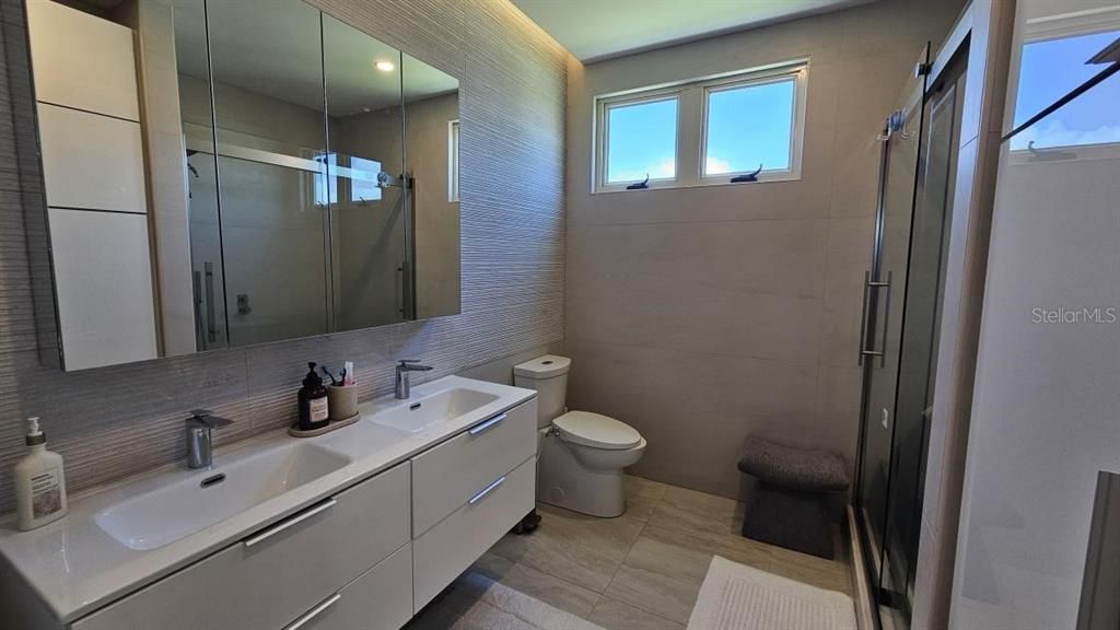 待售: $4,500,000 (5 贝兹, 6 浴室, 5800 平方英尺)