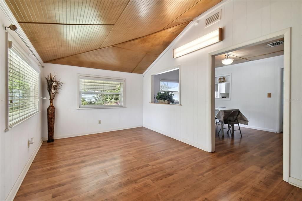 Activo con contrato: $310,000 (3 camas, 2 baños, 1456 Pies cuadrados)