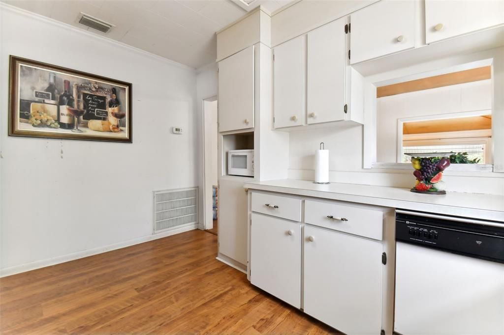 Activo con contrato: $310,000 (3 camas, 2 baños, 1456 Pies cuadrados)