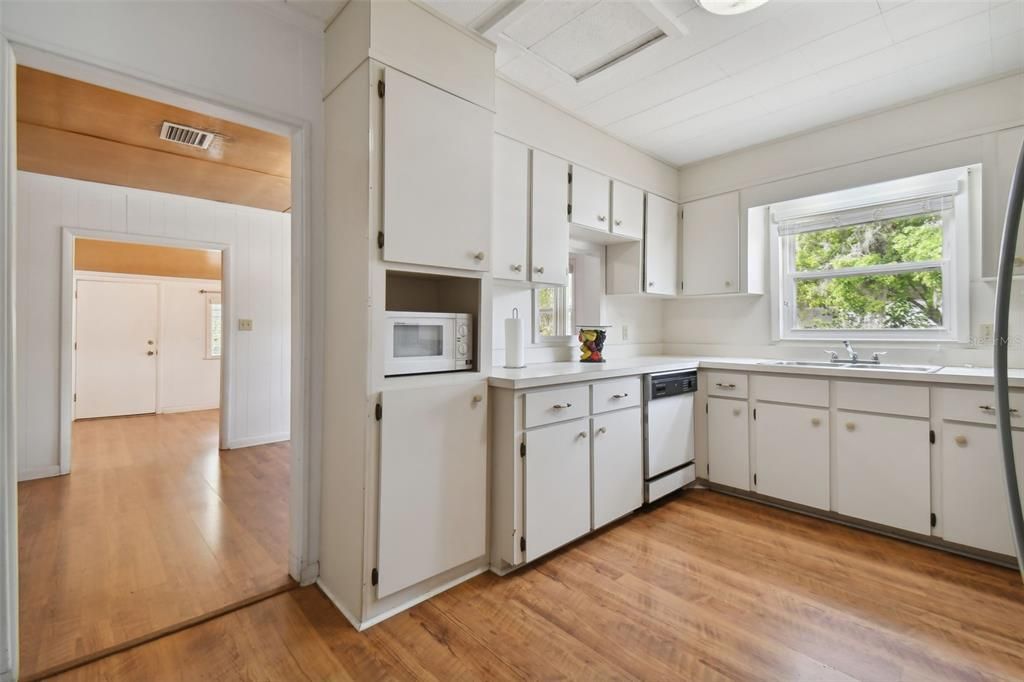 Activo con contrato: $310,000 (3 camas, 2 baños, 1456 Pies cuadrados)