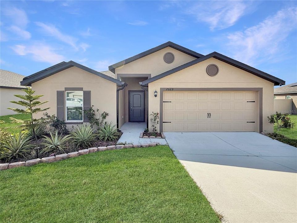 Recently Rented: $2,200 (5 beds, 3 baths, 1975 Square Feet)